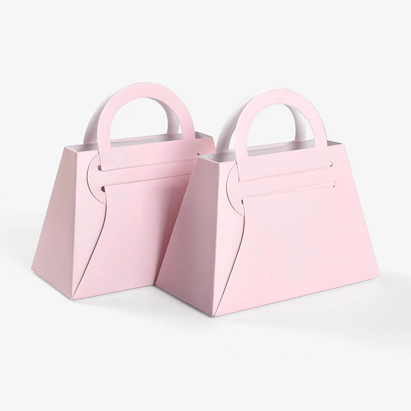 Fold the hand-held candy bag Fold the hand-held candy bag